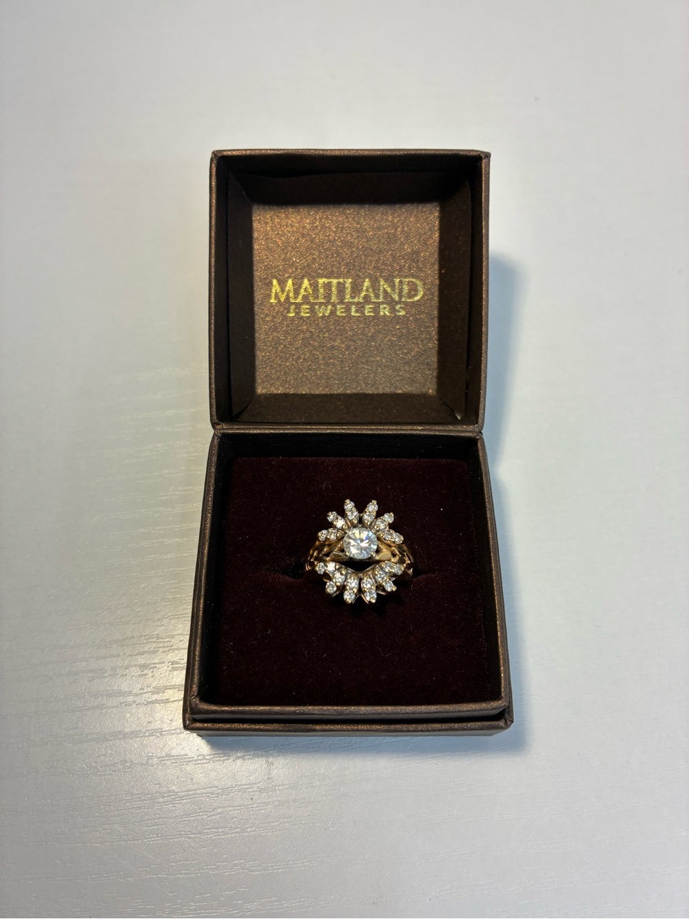 Beautiful 14k gold ring with white diamonds Sz 5